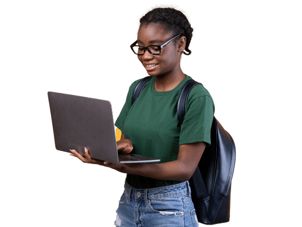 Estudante sorrindo com o notebook